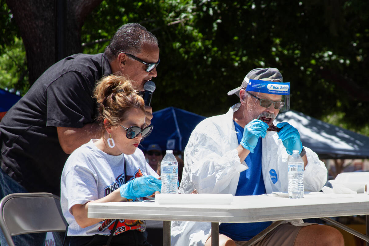 Linda Evans/FotoDiva Images MC Mike Pacini eggs on participants in the rib-eating contest.