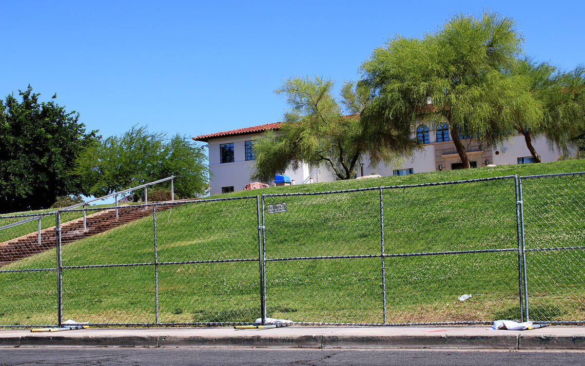 Ron Eland/Boulder City Review Removal of the grass at the Bureau of Reclamation building has be ...