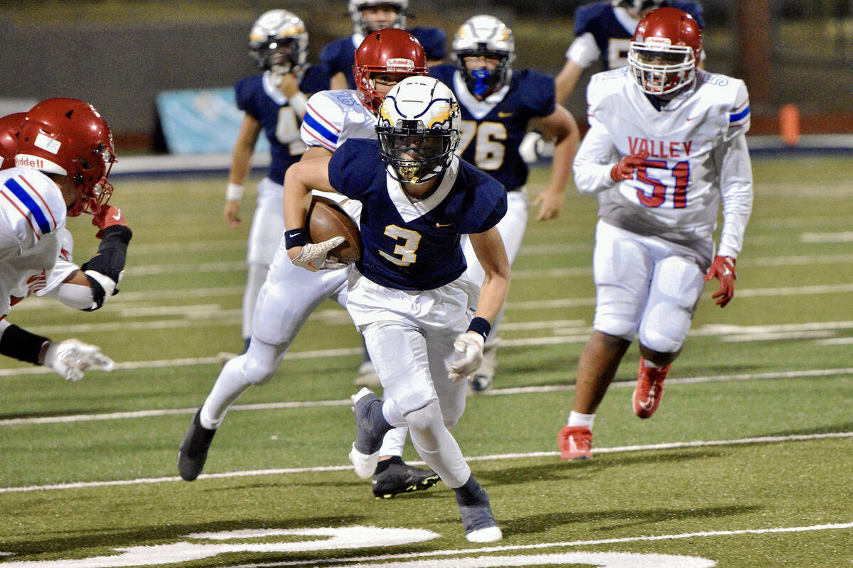 Robert Vendettoli/Boulder City Review Junior Easton Welbourne runs upfield against Valley in a ...