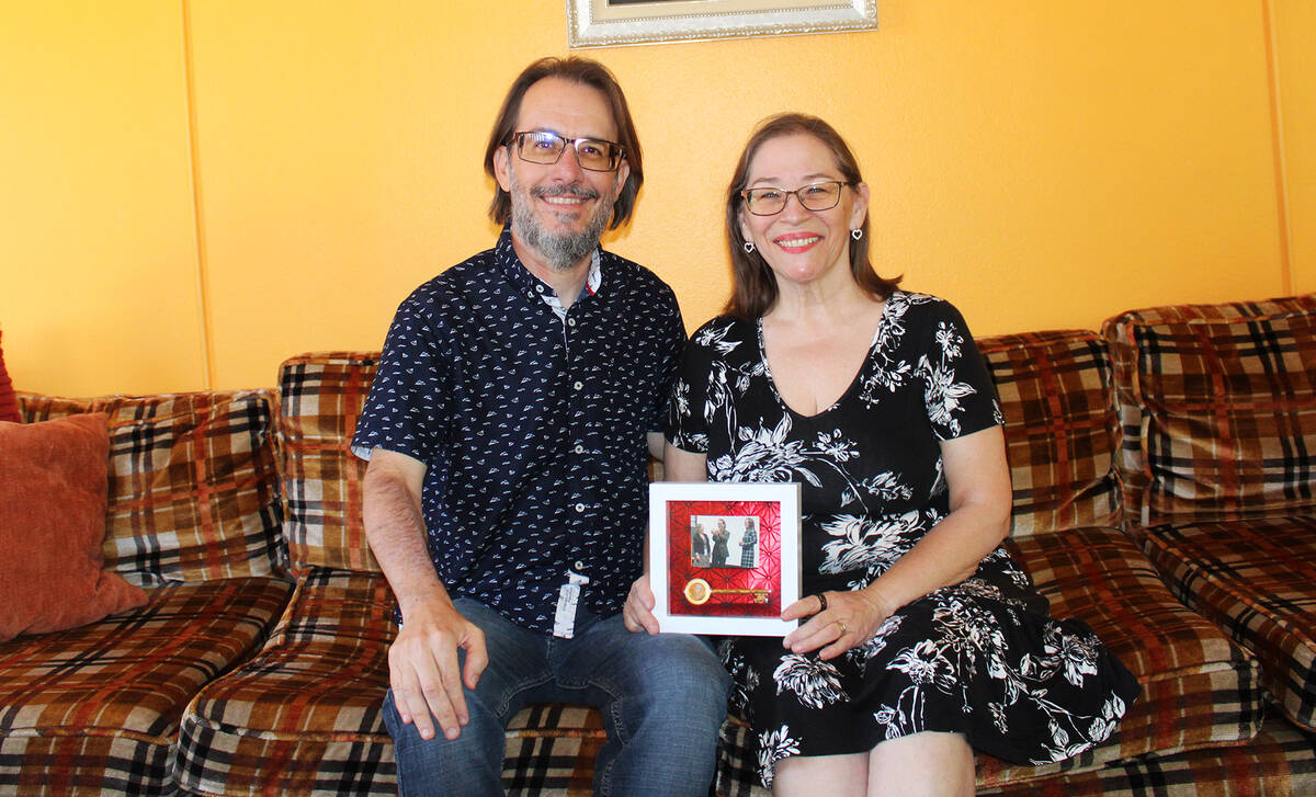 Ron Eland/Boulder City Review Lee and Anita Lanier proudly display the key to the city they rec ...