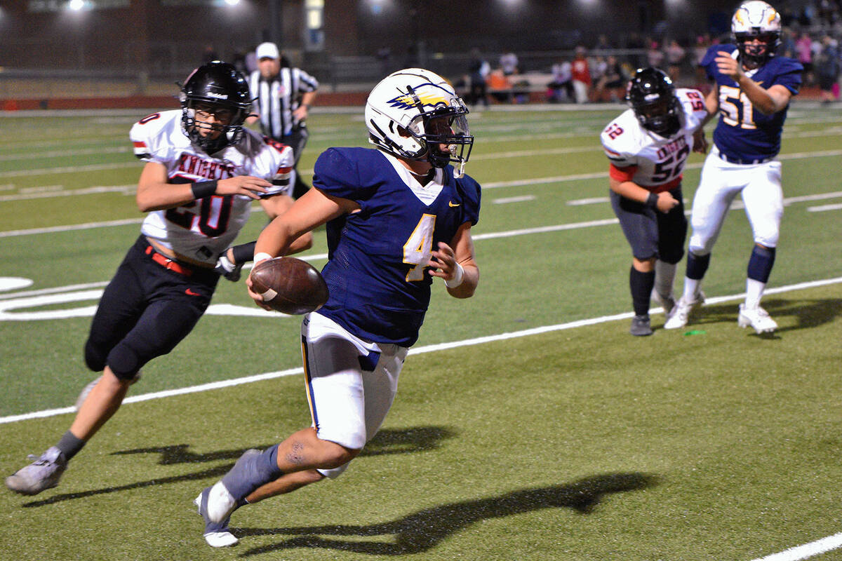 Robert Vendettoli/Boulder City Review Junior defensive back Easton Welbourne returns an interce ...