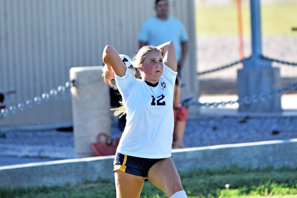 Robert Vendettoli/Boulder City Review Sophomore Peyton Arboreen inbounds the ball against Pinec ...