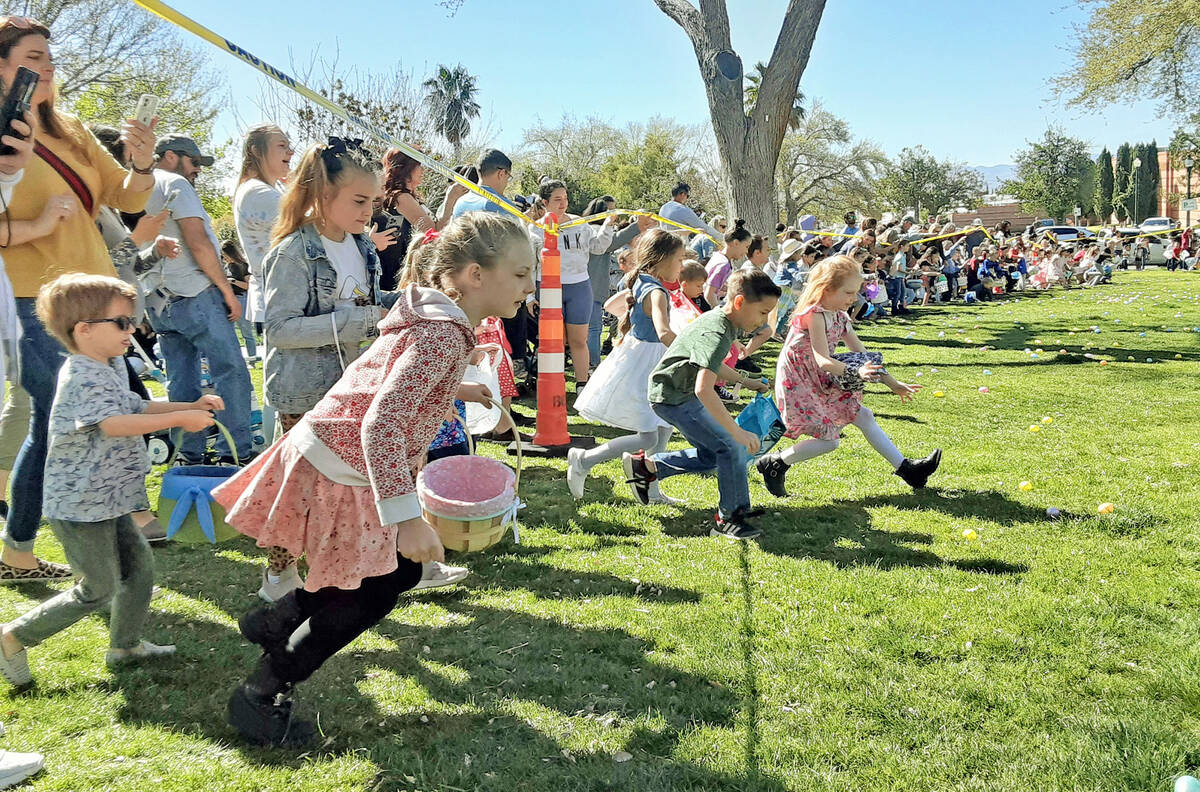 (Ron Eland/Boulder City Review) Hundreds of children and their parents turned out to Wilbur Squ ...