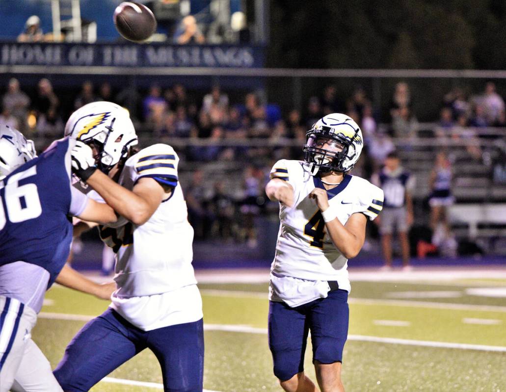 Robert Vendettoli/Boulder City Review Junior quarterback Gage Hopkinson throws downfield agains ...