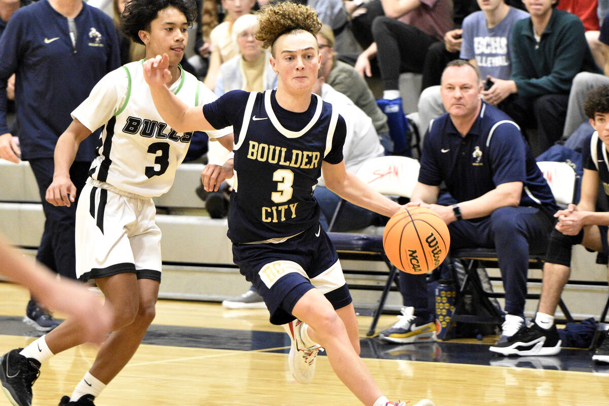 Robert Vendettoli/Boulder City Review Junior Sean Pendleton drives past his defender against SL ...