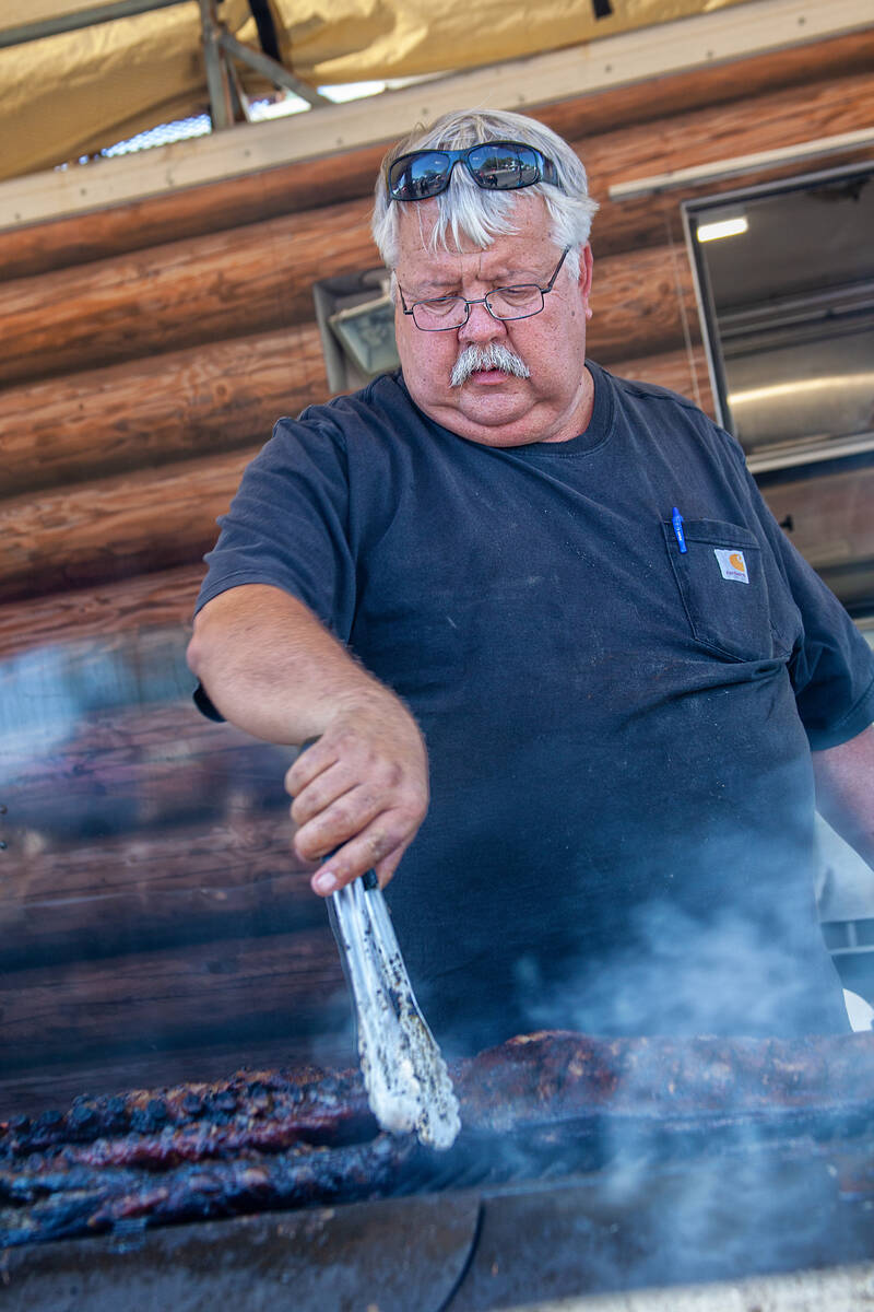 Linda Evans/FotoDiva Images Richard Eide of Great Basin Cooking mans the grill as the first gue ...