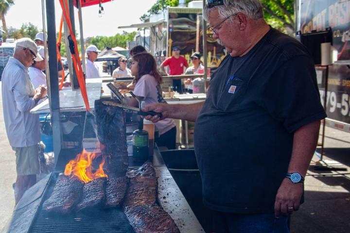 Linda Evans/FotoDiva Images Richard Eide of Great Basin Cooking mans the grill as the first gue ...