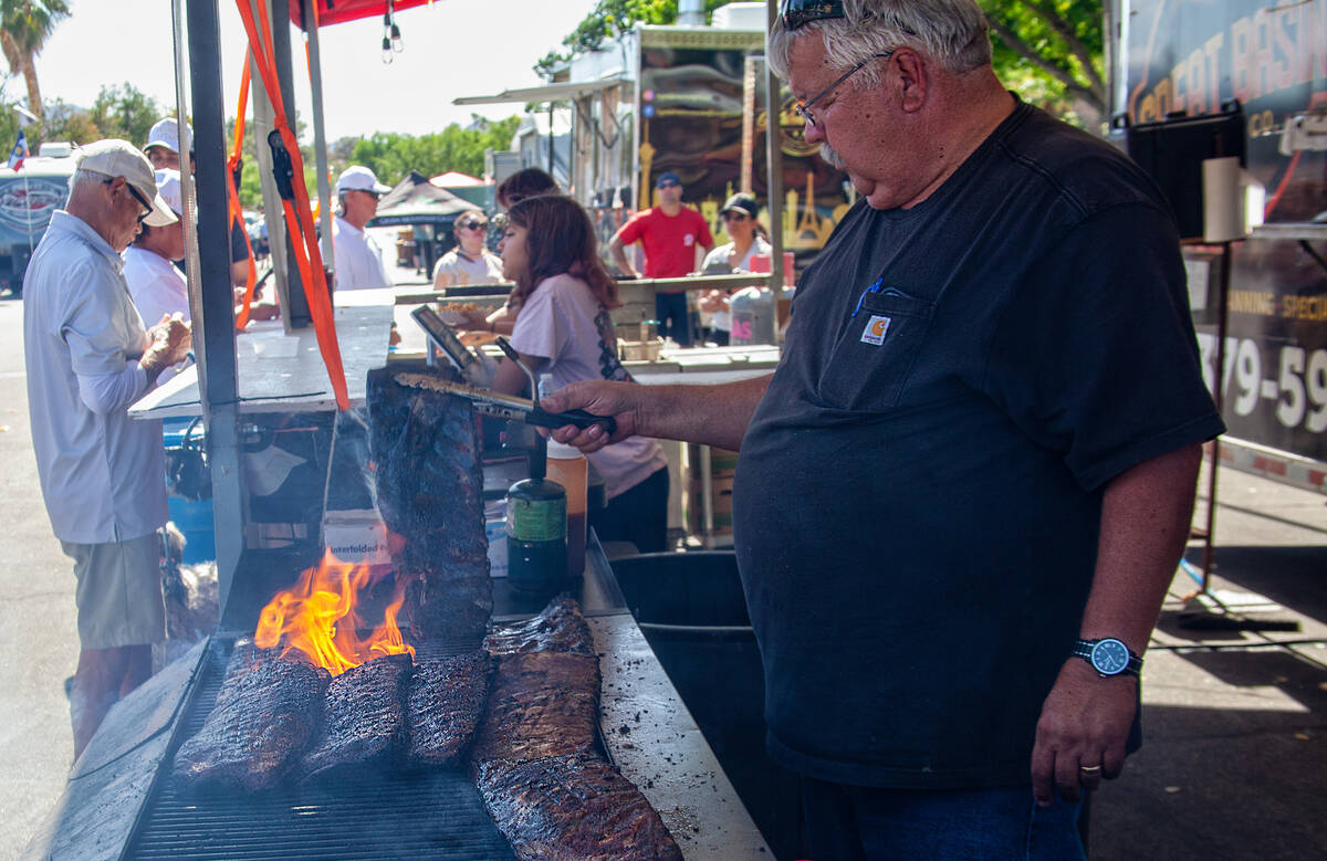 Linda Evans/FotoDiva Images Richard Eide of Great Basin Cooking mans the grill as the first gue ...