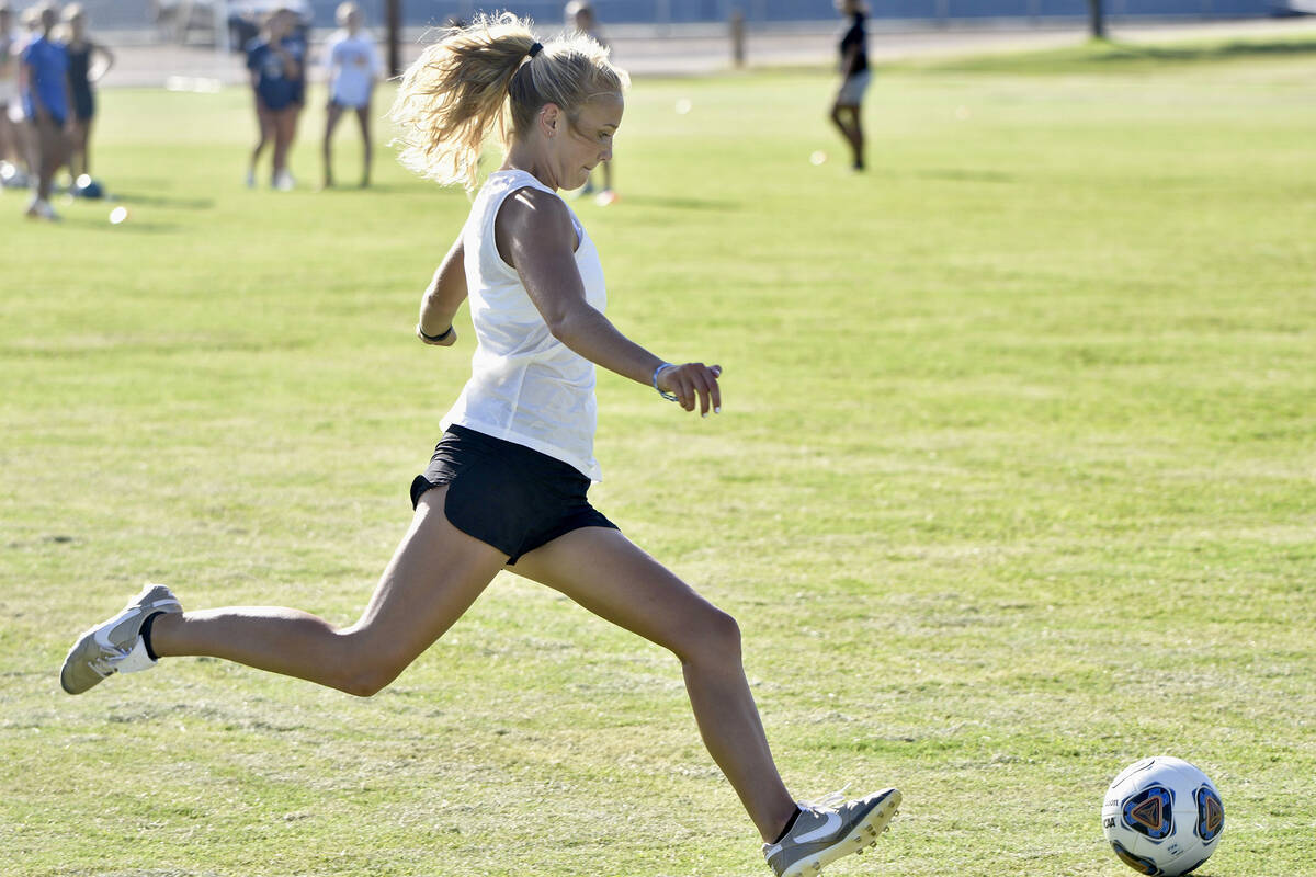 Robert Vendettoli/Boulder City Review Senior Makayla Nelson drives the ball upfield on Aug. 12. ...