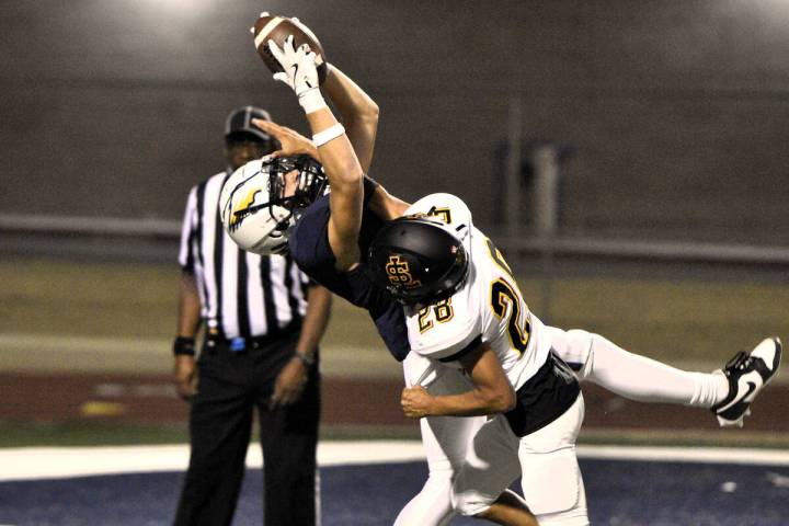 Robert Vendettoli/Boulder City Review Making a play under pressure, senior receiver Justin Hob ...