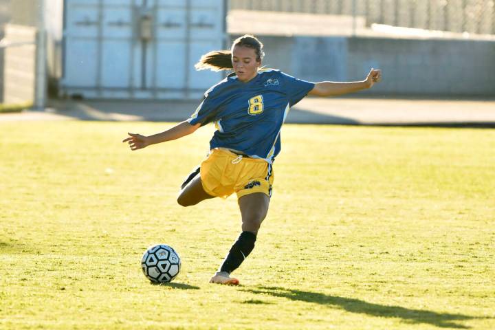 Robert Vendettoli/Boulder City Review Junior Sancha Jenas-Keogh drives the ball up field agains ...