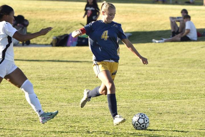 Robert Vendettoli/Boulder City Review Senior Makayla Nelson makes her way to the goal against M ...