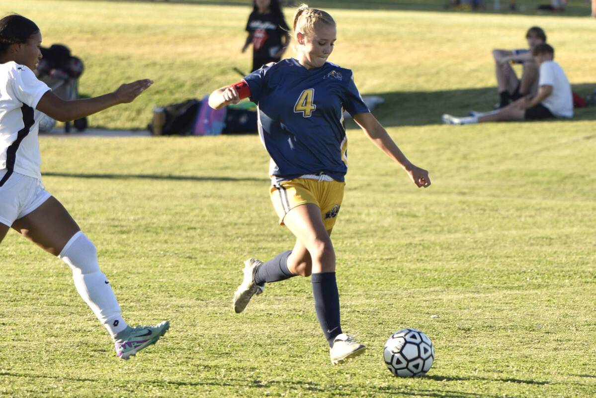 Robert Vendettoli/Boulder City Review Senior Makayla Nelson makes her way to the goal against M ...