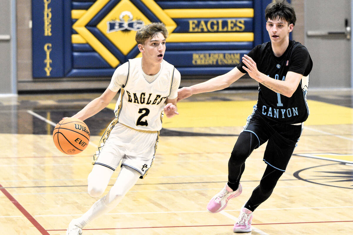 Robert Vendettoli/Boulder City Review Luke Wright drives past his defender against Sloan Canyon ...