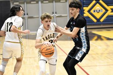 Robert Vendettoli/Boulder City Review Luke Wright drives past his defender against Sloan Canyon ...