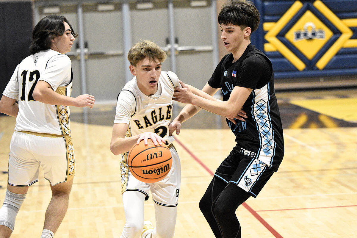 Robert Vendettoli/Boulder City Review Luke Wright drives past his defender against Sloan Canyon ...