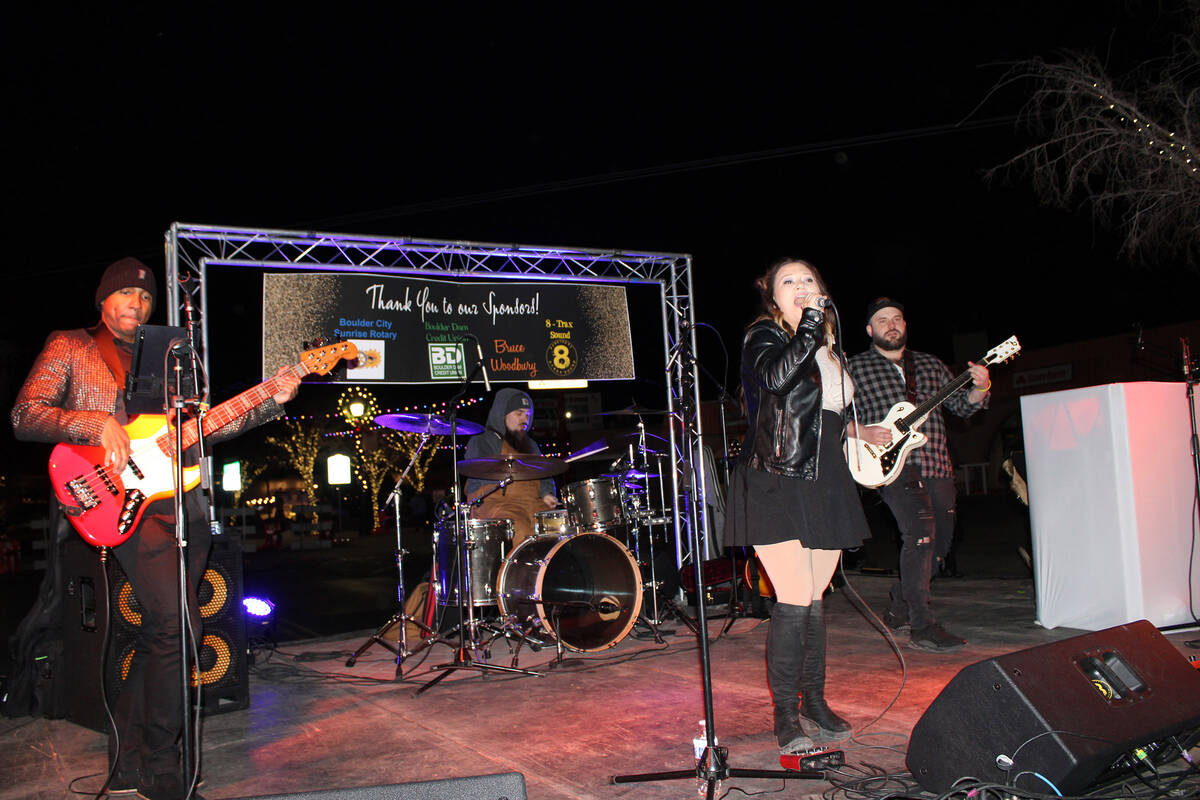 In addition to DJ Mike Pacini, there were also live bands, including Didi West Band.