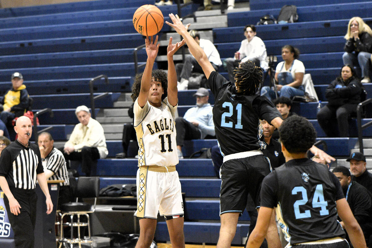 Robert Vendettoli/Boulder City Review King Raleigh goes up for a shot against Sloan Canyon on D ...