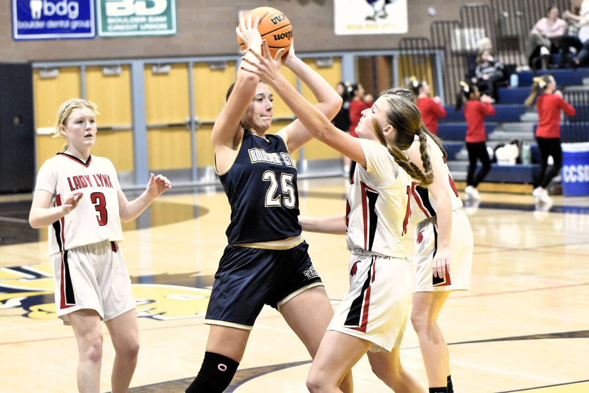 Robert Vendettoli/Boulder City Review Makenzie Martorano looks for an open shooter against Linc ...