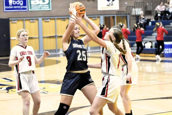 Robert Vendettoli/Boulder City Review Makenzie Martorano looks for an open shooter against Linc ...