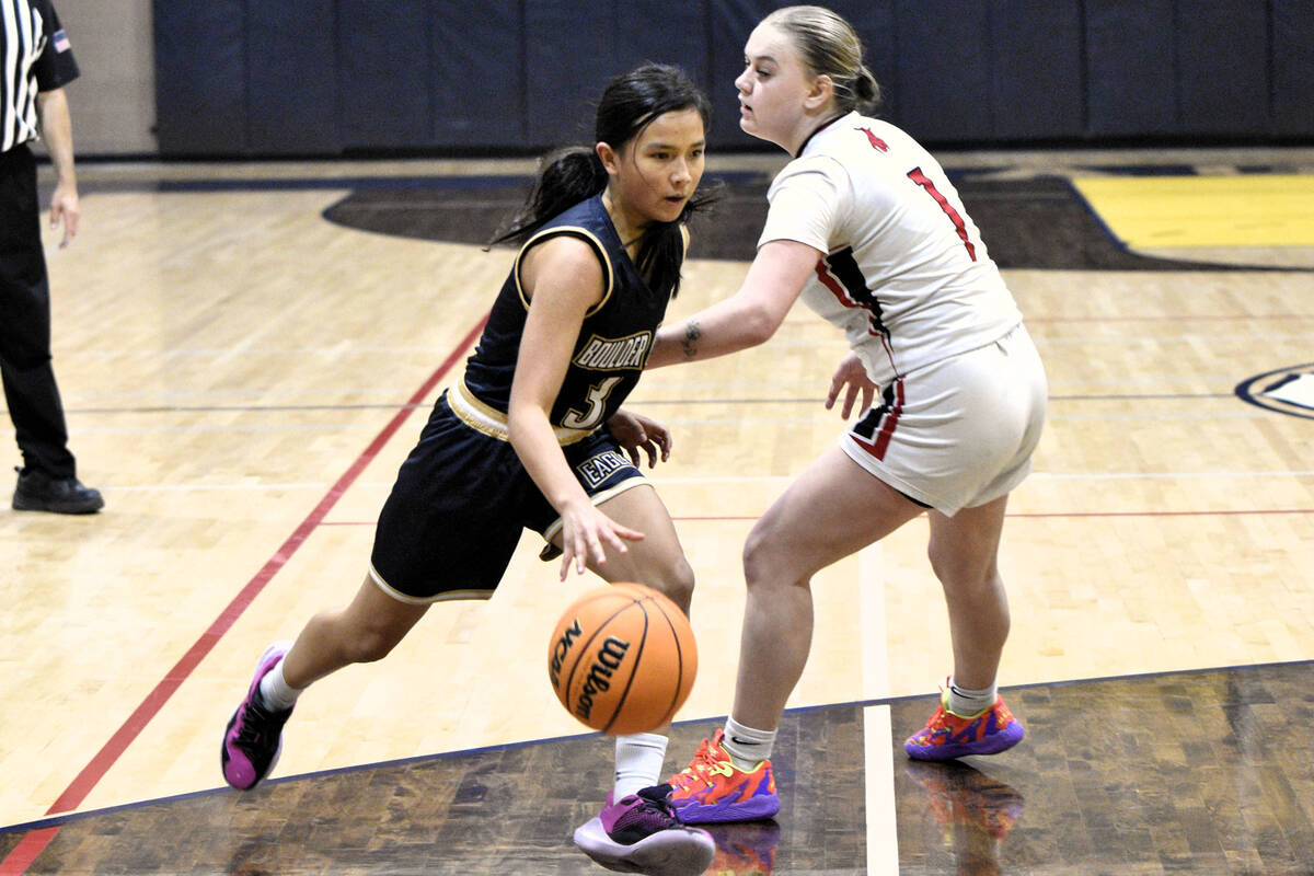 Robert Vendettoli/Boulder City Review Christine Mojado drives to the basket against Lincoln Cou ...