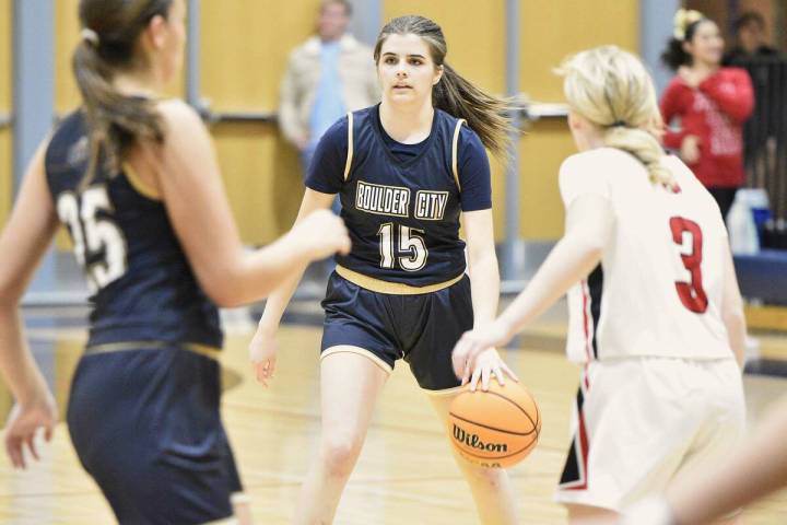 Robert Vendettoli/Boulder City Review Scanning the court, Sophia Muelrath looks to make the ope ...