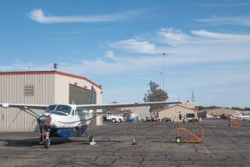 Ian Cruz/Boulder City Review A small passenger plane sits tied down outside a hangar at the Bou ...