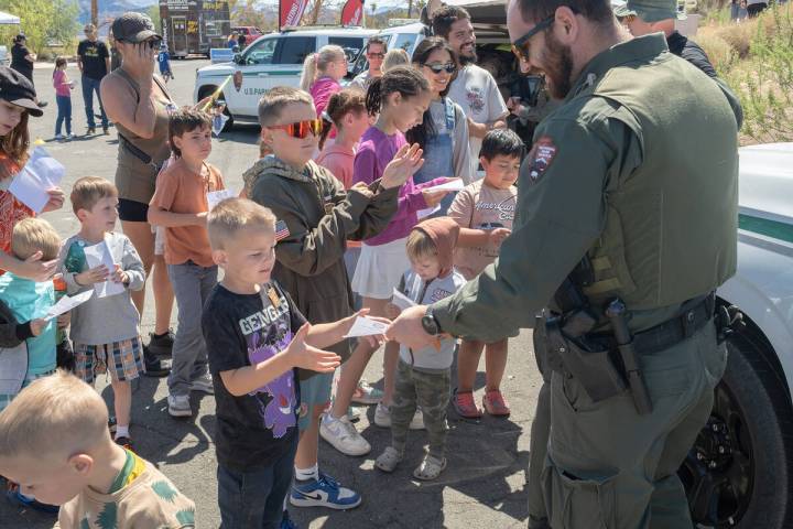 Ian Cruz/Boulder City Review After the canine presentation, Junior Rangers lined up to get thei ...
