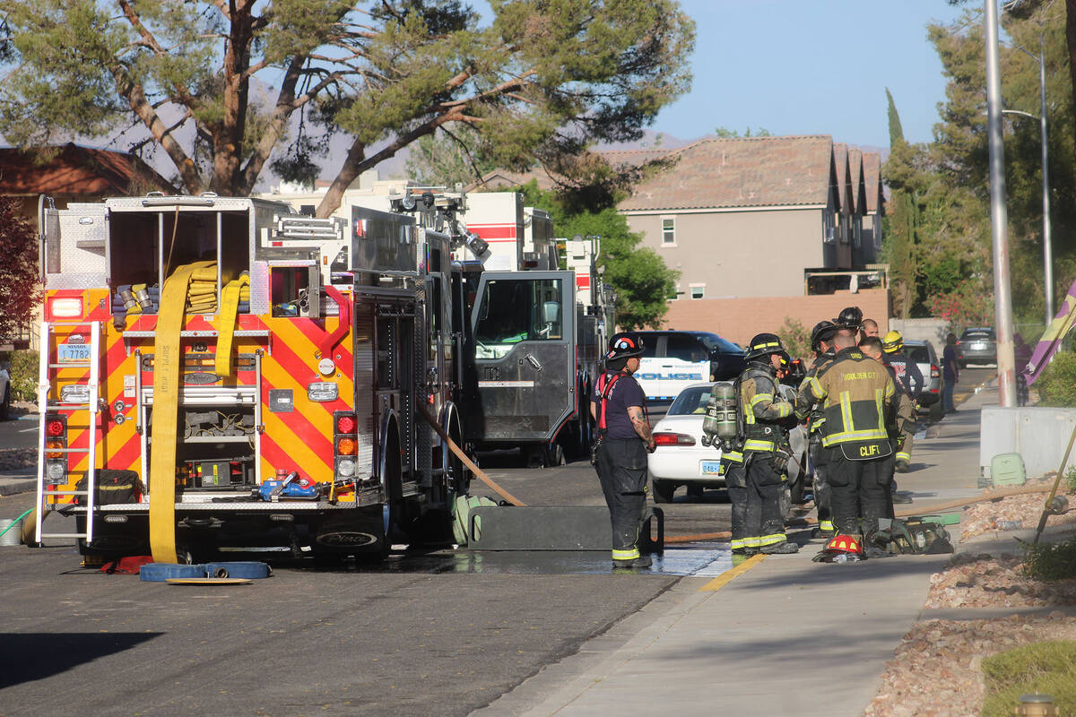 Ron Eland/Boulder City Review Crews from both Boulder City and Henderson responded to an apartm ...