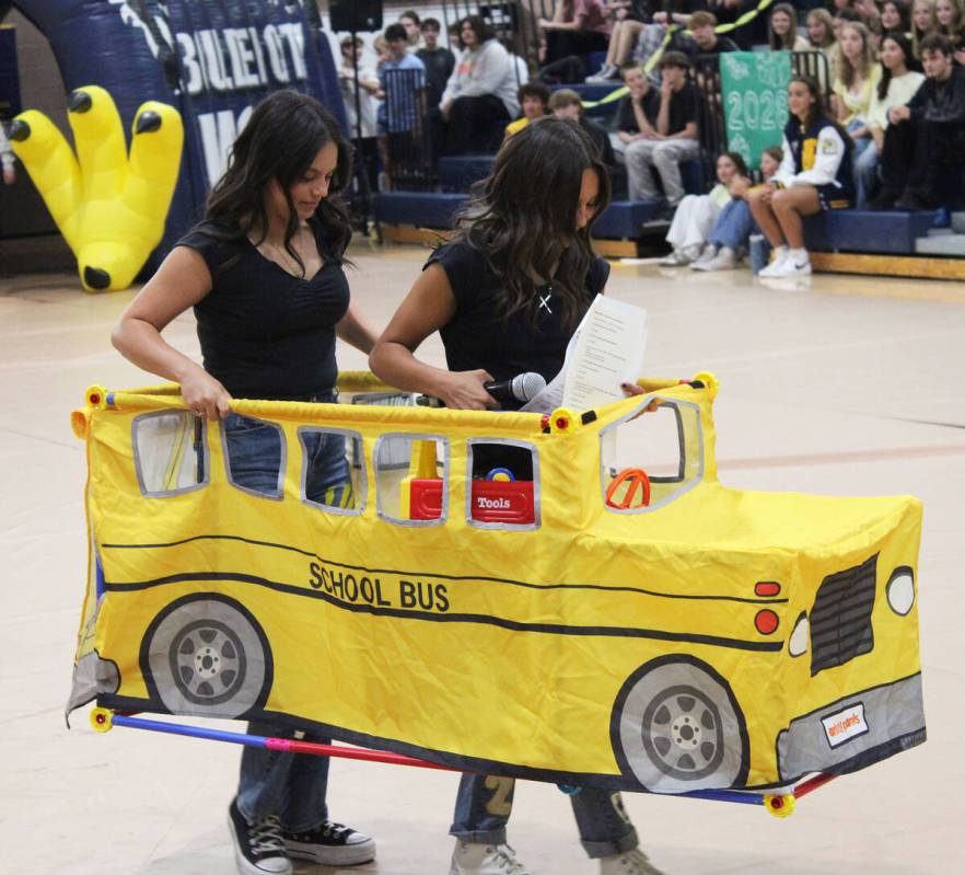 Ron Eland/Boulder City Review Student Body President Eden Gomez, left, and Student Body Vice Pr ...