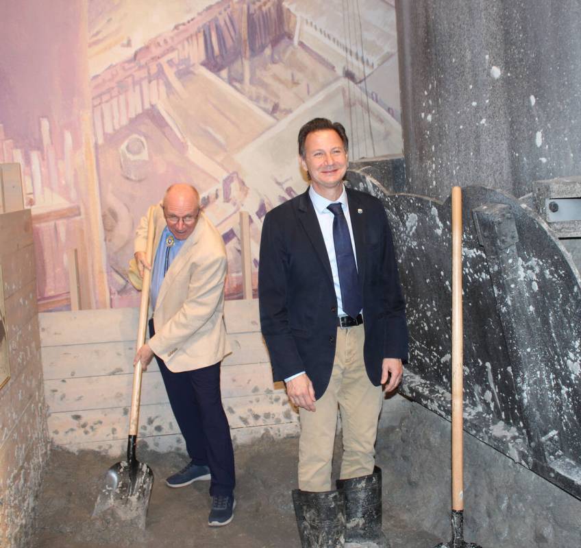 Ron Eland/Boulder City Review Mayor Joe Hardy, left, and Acting Commissioner off the Bureau of ...