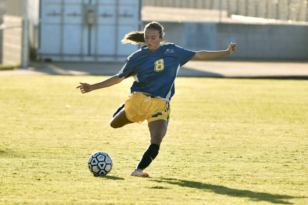 Robert Vendettoli/Boulder City Review Sancha Jenas-Keogh drives the ball up field against SLAM ...