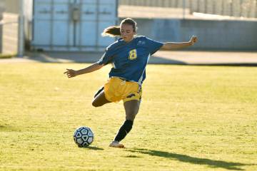 Robert Vendettoli/Boulder City Review Sancha Jenas-Keogh drives the ball up field against SLAM ...