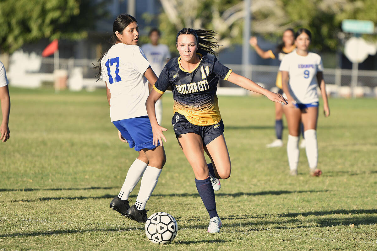 Robert Vendettoli/Boulder City Review Making her way past the defender, Shasta Ryan-Willett pus ...