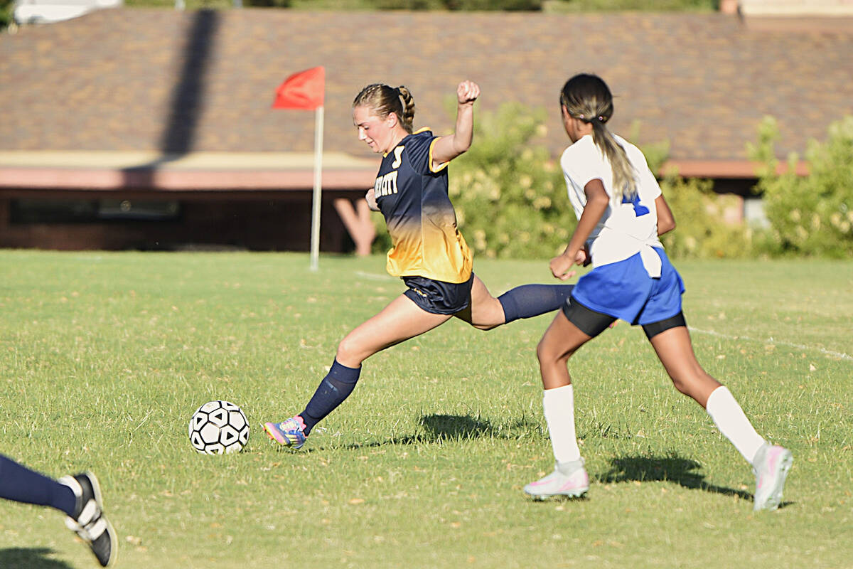 Robert Vendettoli/Boulder City Review Getting the ball out of their territory, Leo Williams dri ...