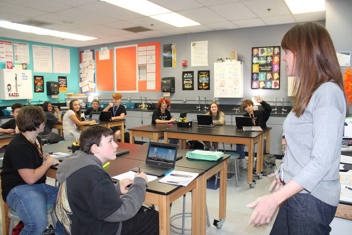 Ron Eland/Boulder City Review Garrett Junior High science teacher Michelle Kazel talks with her ...