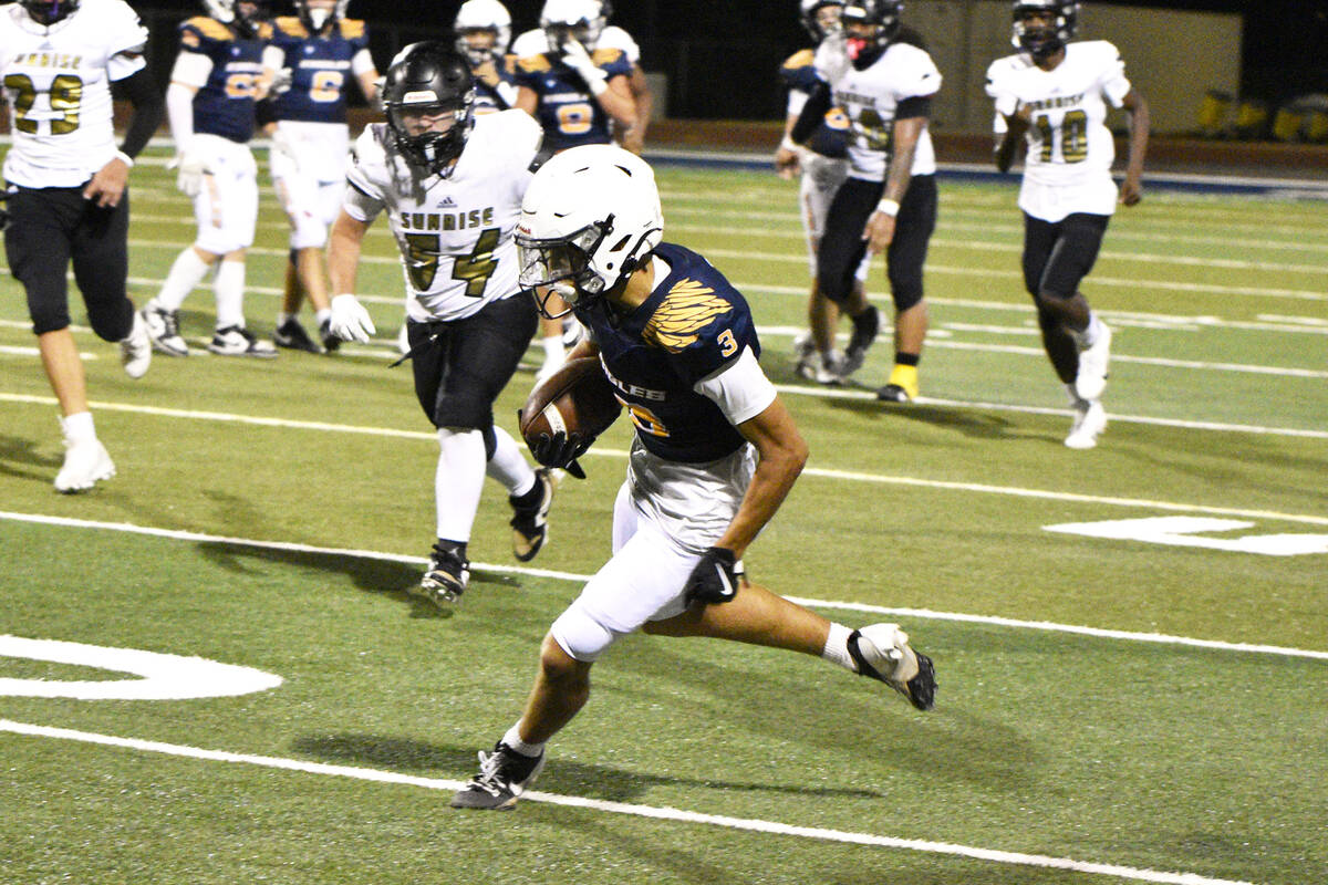 Robert Bertolli/Boulder City Review Anthony Eby makes his way upfield in a 33-0 victory over Su ...