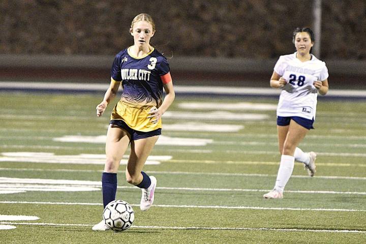 Robert Vendettoli/Boulder City Review Leo Williams brings the ball up field against The Meadows ...