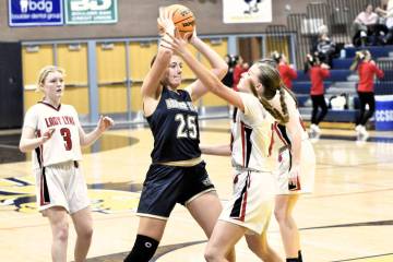 Robert Vendettoli/Review file photo Makenzie Martorano looks for an open shooter against Lincol ...