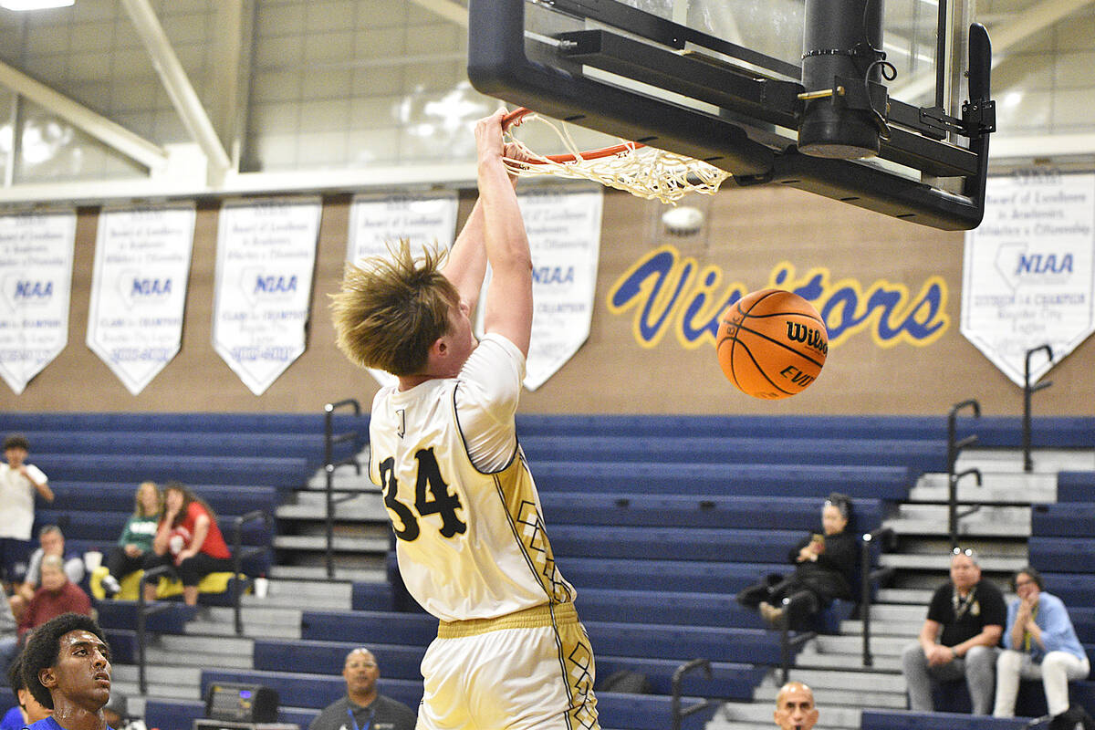 Robert Vendettoli/Boulder City Review Eagles star forward Branch Danko goes up for a slam dunk ...