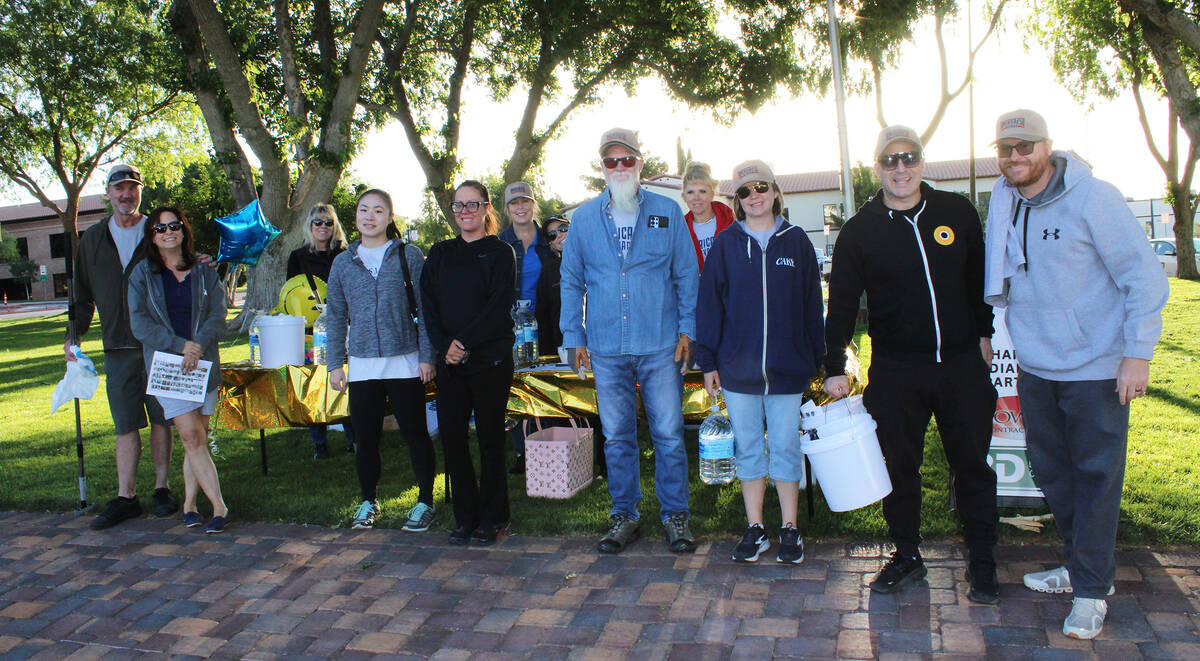Ron Eland/Boulder City Review Saturday, volunteers got a 7 a.m. start for Shine Boulder City, h ...