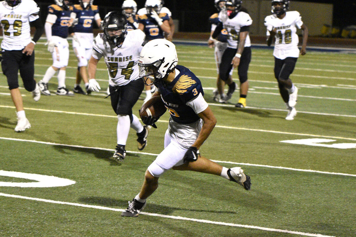 Robert Vendettoli/Boulder City Review Anthony Eby makes his way upfield in a 33-0 victory over ...